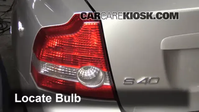 2005 Volvo S40 i 2.4L 5 Cyl. Luces Luz de reversa (reemplazar foco)